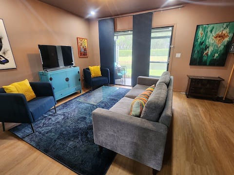 Top performing Airbnb: Colorful, Comfy Townhome - Community Swimming Pool in Lake Magdalene
