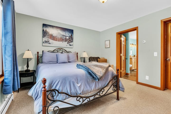 Основна спалня на приземния етаж с прилежаща баня