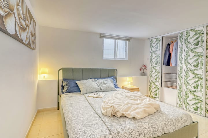 Ქვედა ბინაში მეორე საძინებელში არის საწოლი დიდი ზომის და დიდი გარდერობი, სადაც ყველა ნივთისთვის საკმარისი სივრცეა. 