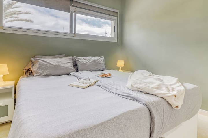 Ზედა სართულზე ერთადერთი საძინებელი სამზარეულოს მოპირდაპირე მხარესაა და აქვს გარდერობი, რომელშიც შეგიძლიათ შეინახოთ ყველა ნივთი.