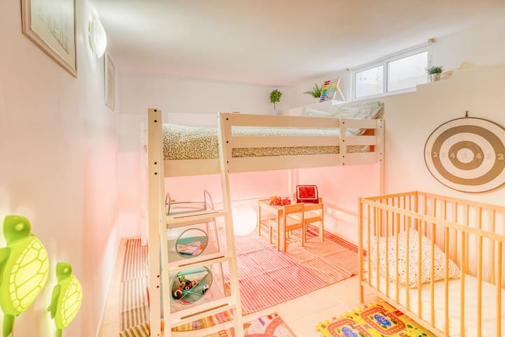 Საბავშვო სამოთხე! ორსართულიანი საწოლი, რომლის ქვეშაც უამრავი სათამაშოა, თქვენს ბავშვებს საათობით დაკავდება და გაერთობა. Ჩვილის საწოლი უფასოა და საჭიროებისამებრ, შესაძლებელია სახლის გარშემო გადაადგილება. Ორსართულიანი საწოლი, საჭიროებისამებრ, ზრდასრულ ადამიანს იტევს.