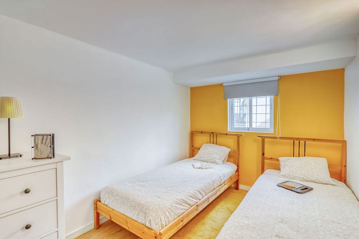 Ქვედა სართულის საძინებელში არის ორი ერთადგილიანი საწოლი, საკიდი და კარადა თქვენი ნივთებისთვის.