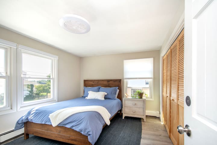 أثاث ضخم حديث وأغطية مريحة.  ملاءات قطنية بنسبة 100% مكونة من 600 خيط. إطلالة على المحيط. متى وقت النوم؟ 
مقعد فخم مقابل السرير.  مروحة/مصباح سقف. خزانة كاملة الحجم مع شماعات ورفوف.  مكيف هواء للنافذة في الصيف. بطانيات إضافية.