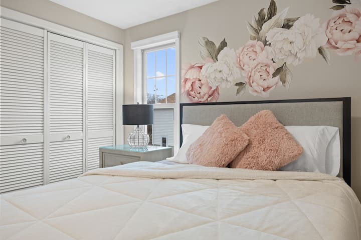 الغرفة الوردية!  
ستقاتل الفتيات من أجل هذا!  الفاوانيا الغريبة على الجدار، ومرآة بريق تعمل باللمس مع طاولة مكياج ولمسات أنثوية صغيرة في جميع أنحاء الغرفة.  خزانة كاملة الحجم مع شماعات ورفوف. مكيف النافذة في الصيف.