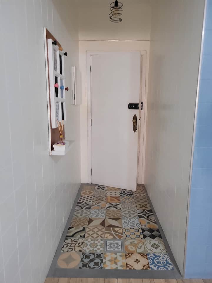 Privater Eingang durch das Zimmer , Platz für Taschen und Schlüssel . 
