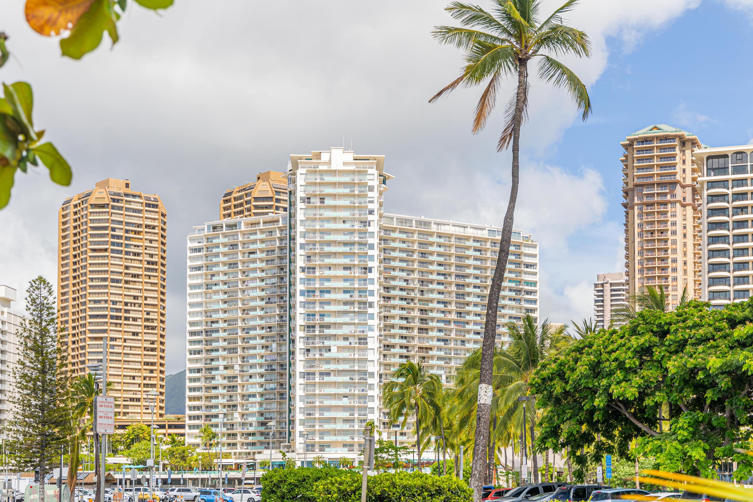 Condo in Honolulu · ★4.88 · 2 bedrooms · 4 beds · 2 private baths - Image 85