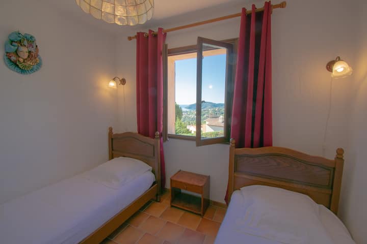 Dhoma e gjumit nr. 4 - 2 krevate tek. 