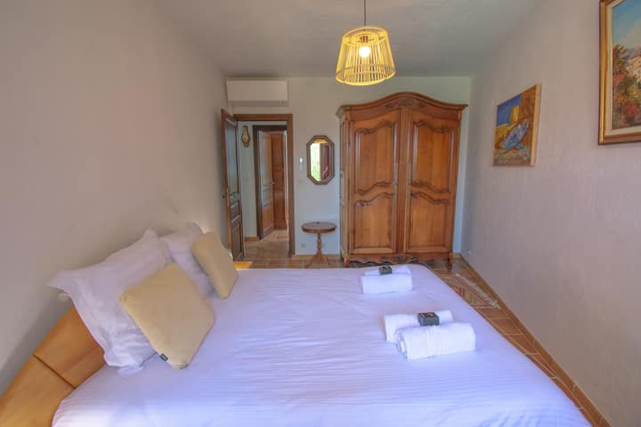 Krevat dopio "Chambre 2 au RDC" me madhësi dopio "Queen"