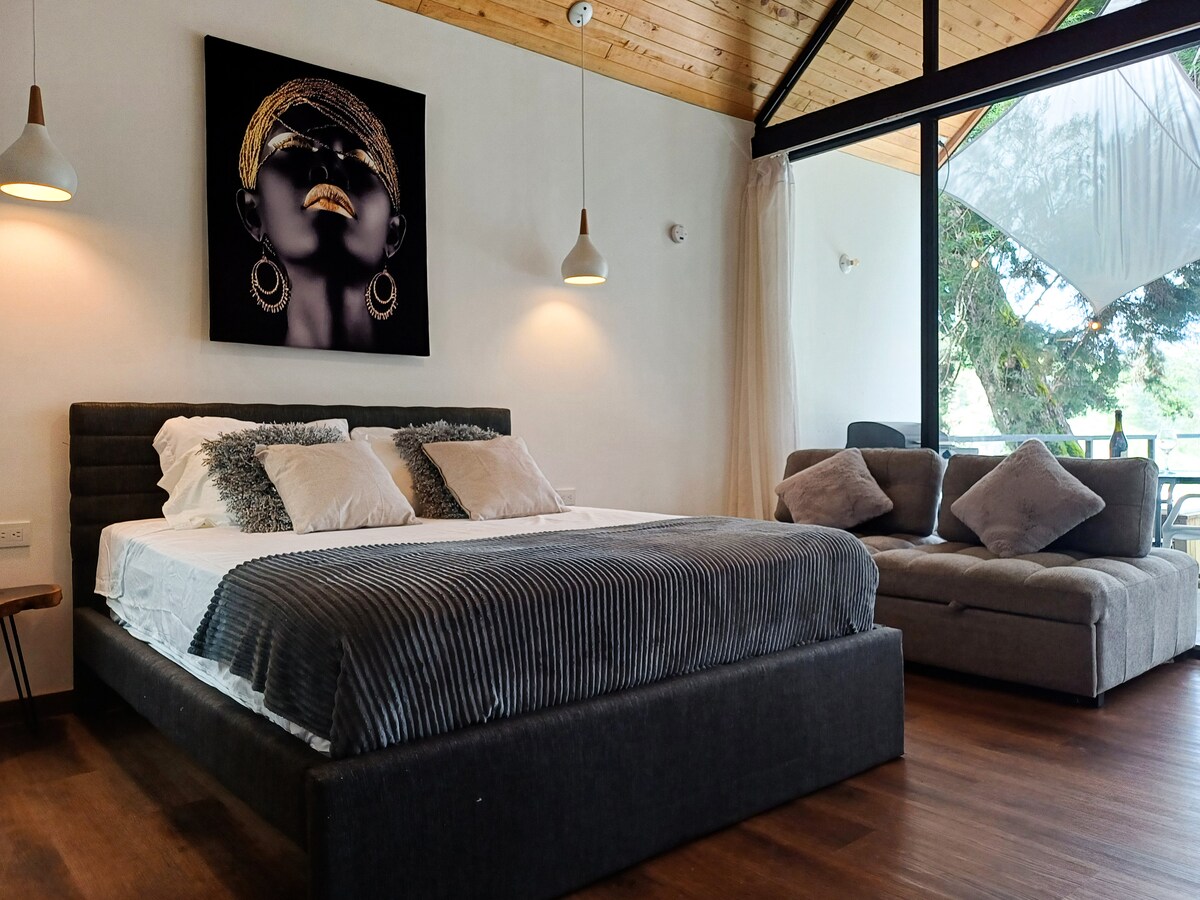 Pumzika katika chumba hiki maridadi chenye kitanda cha kifahari chenye nafasi kubwa, mwangaza wa joto na maelezo ya hali ya juu. Ina sofa mbili za mtu binafsi na roshani ya kujitegemea, bora kwa ajili ya kufurahia mwonekano mzuri wa ziwa na utulivu wa mazingira ya asili.