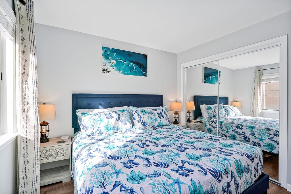 Главна спална соба со брачен кревет (широк 180 – 200 см) со чаршафи и крпи.
Во овој плакар во спалната соба има 5 XL крпи за плажа. 