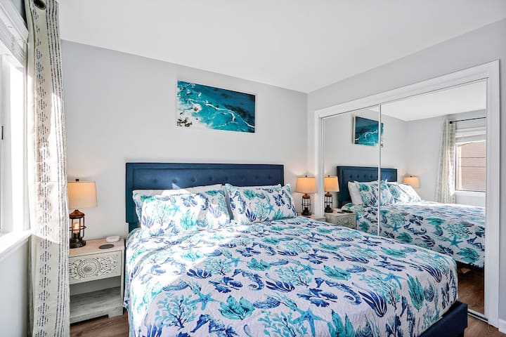 Голяма спалня с голямо двойно легло, чаршафи и кърпи.
В този гардероб в спалнята има 5 XL плажни кърпи. 