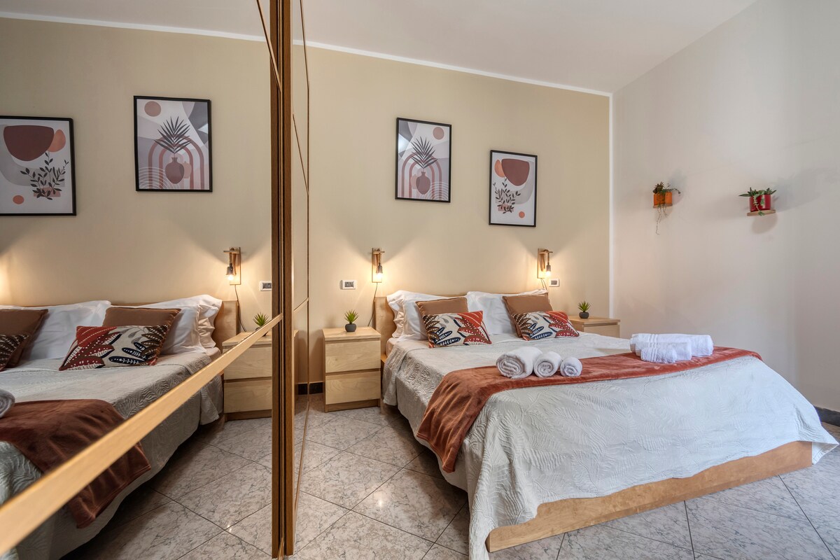 Спалнята е проектирана така, че да осигури максимален комфорт: двойното легло, естествената светлина и релаксиращите цветове създават идеалната атмосфера за регенерираща почивка.

