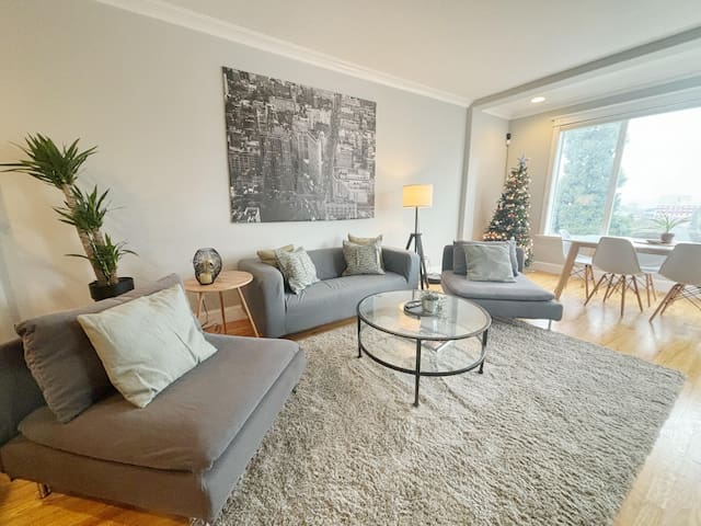 Nicki’s Million dollar view Home @ Downtown PDX