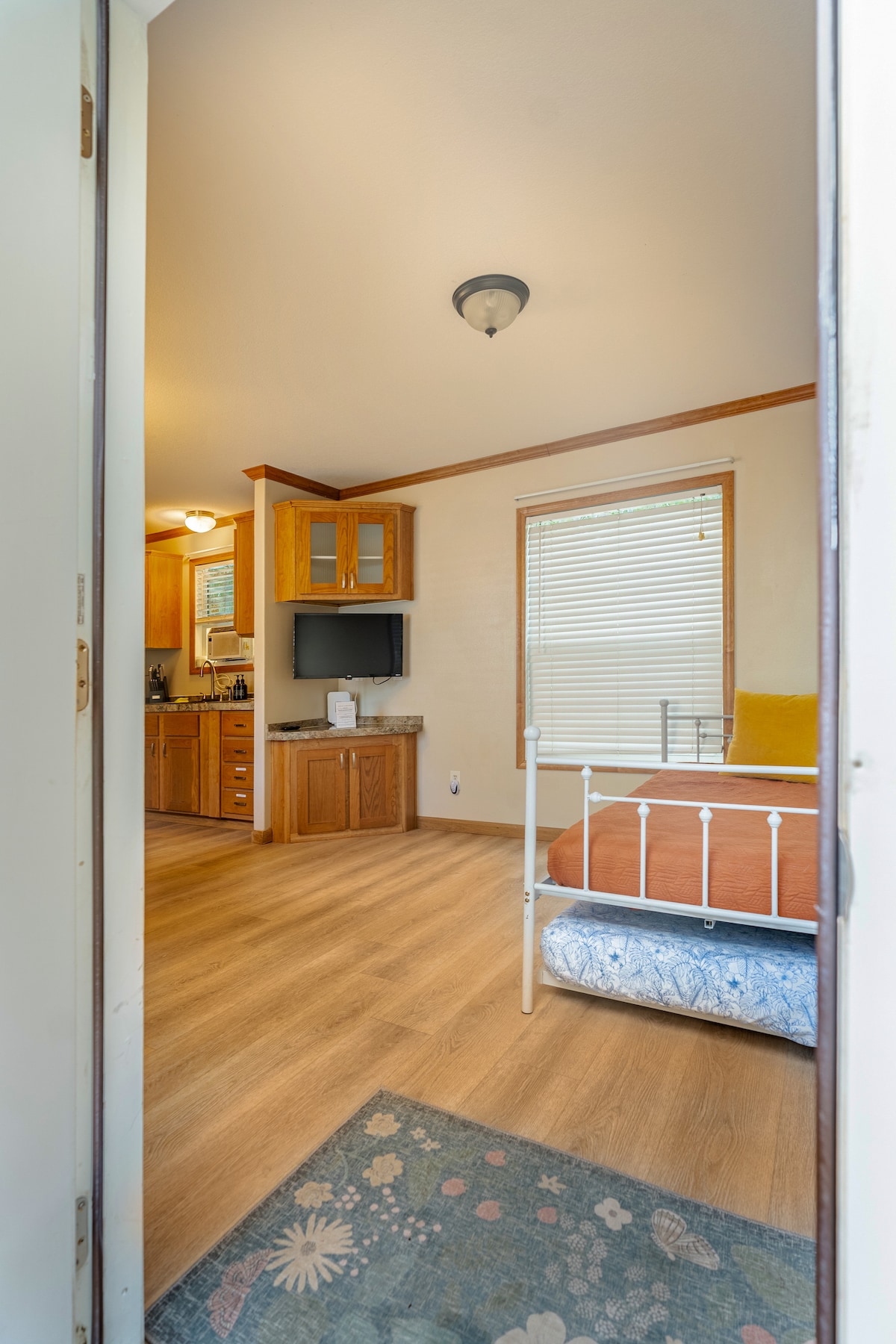 היכנסו לסלון מואר ומזמין המעוצב בקסם של פלורידה קיז. חלל חמים בסגנון חוף עם מקומות ישיבה נוחים ושפע של אור טבעי - מושלם למנוחה אחרי הרפתקאות בחוף הים או ליהנות מערבים שקטים בבית.