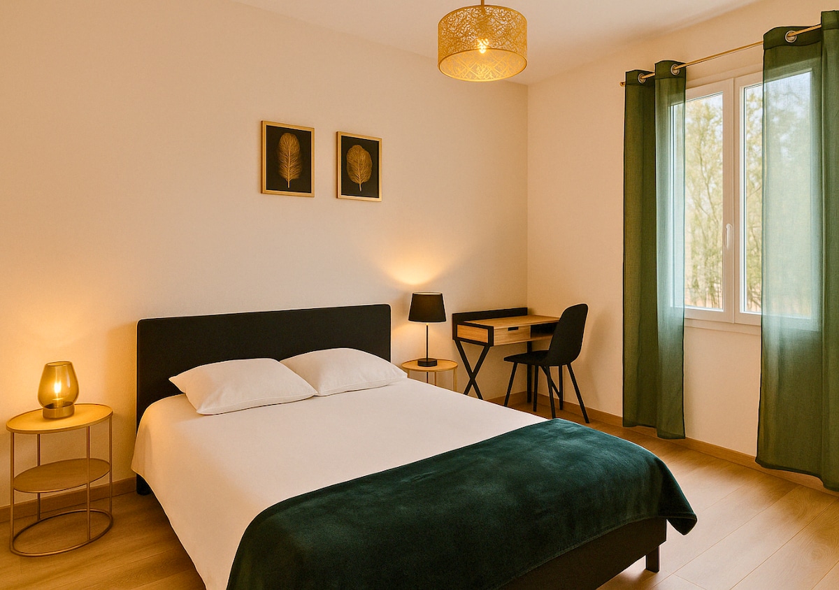 Отпуснете се в тази изискана стая в естествен стил. Между меката светлина и съвременния комфорт, това е идеалното място за спокоен престой.