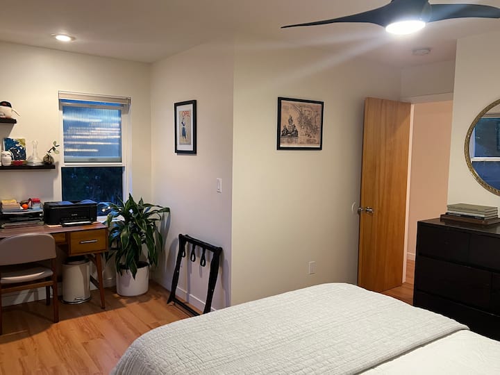 Großes Schlafzimmer mit Queensize-Luxusmatratze, Deckenventilator und Büroecke mit eigenem Arbeitsbereich. Komplett mit herrlichem Blick auf die Terrasse.