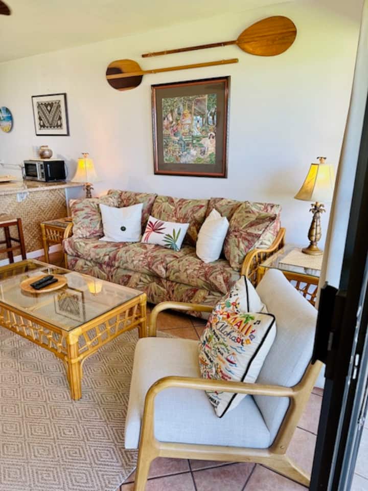 تحتوي غرفة المعيشة على سرير أريكة بحجم كوين ومطبخ/منطقة طعام مفتوحة، وكلها تطل على المحيط