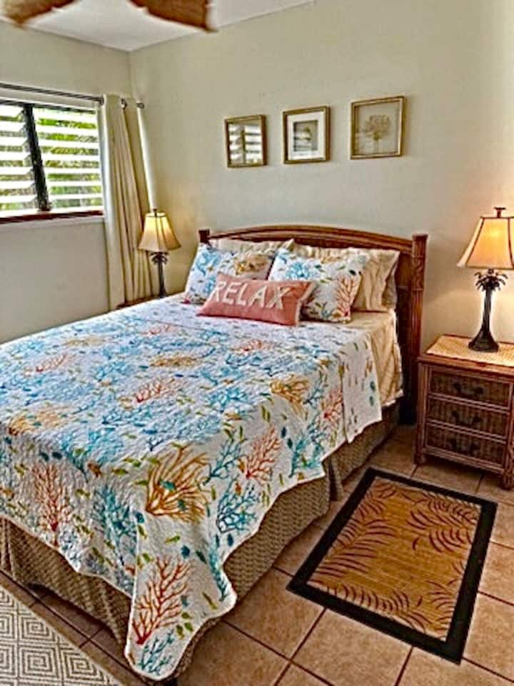 غرفة نوم رائعة وهادئة للاسترخاء والنوم فيها.. تلفزيون كبير بشاشة مسطحة غير معروض..