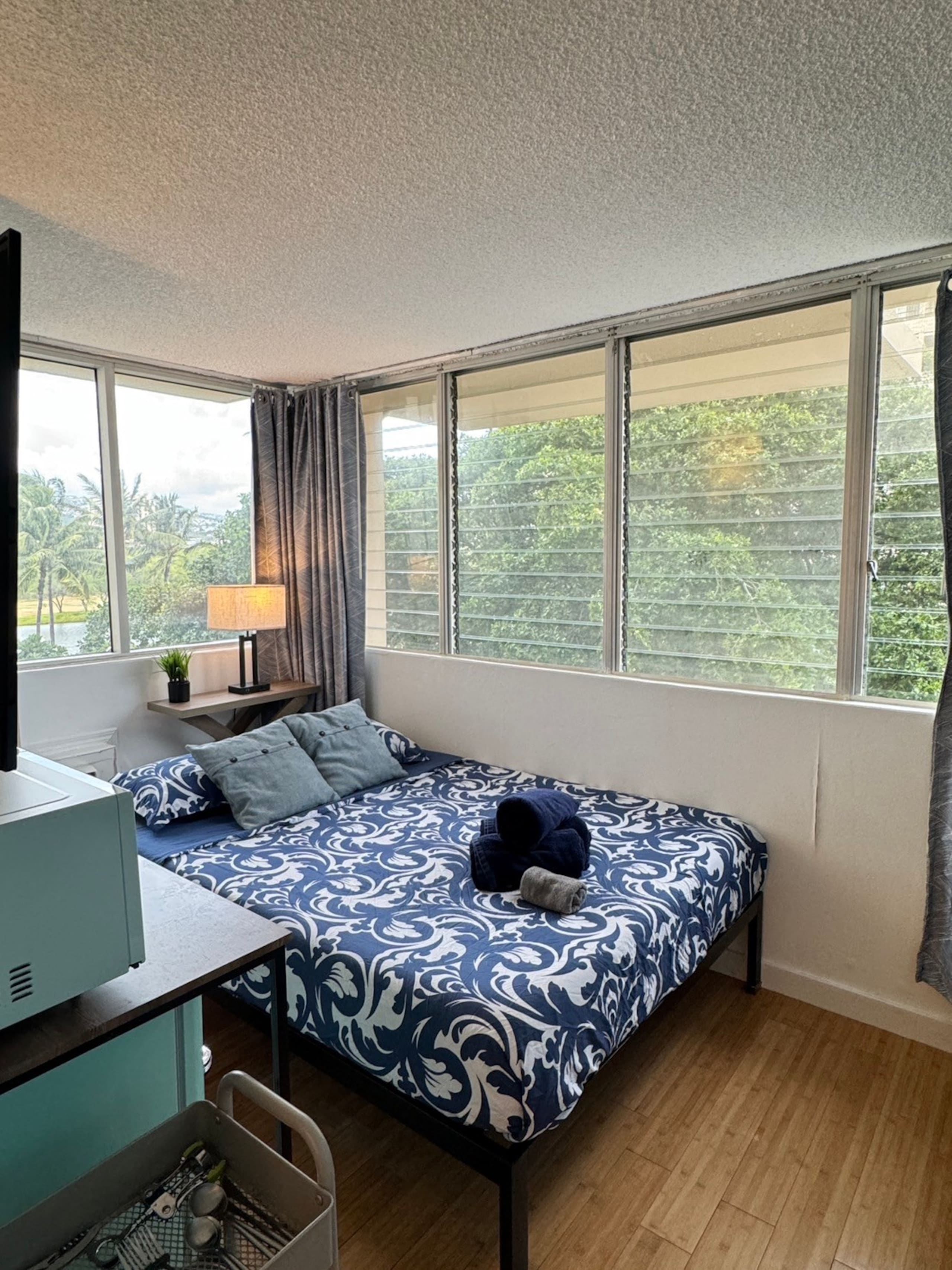 Condo in Honolulu · ★4.54 · Studio · 1 bed · 1 shared bath - Image 7