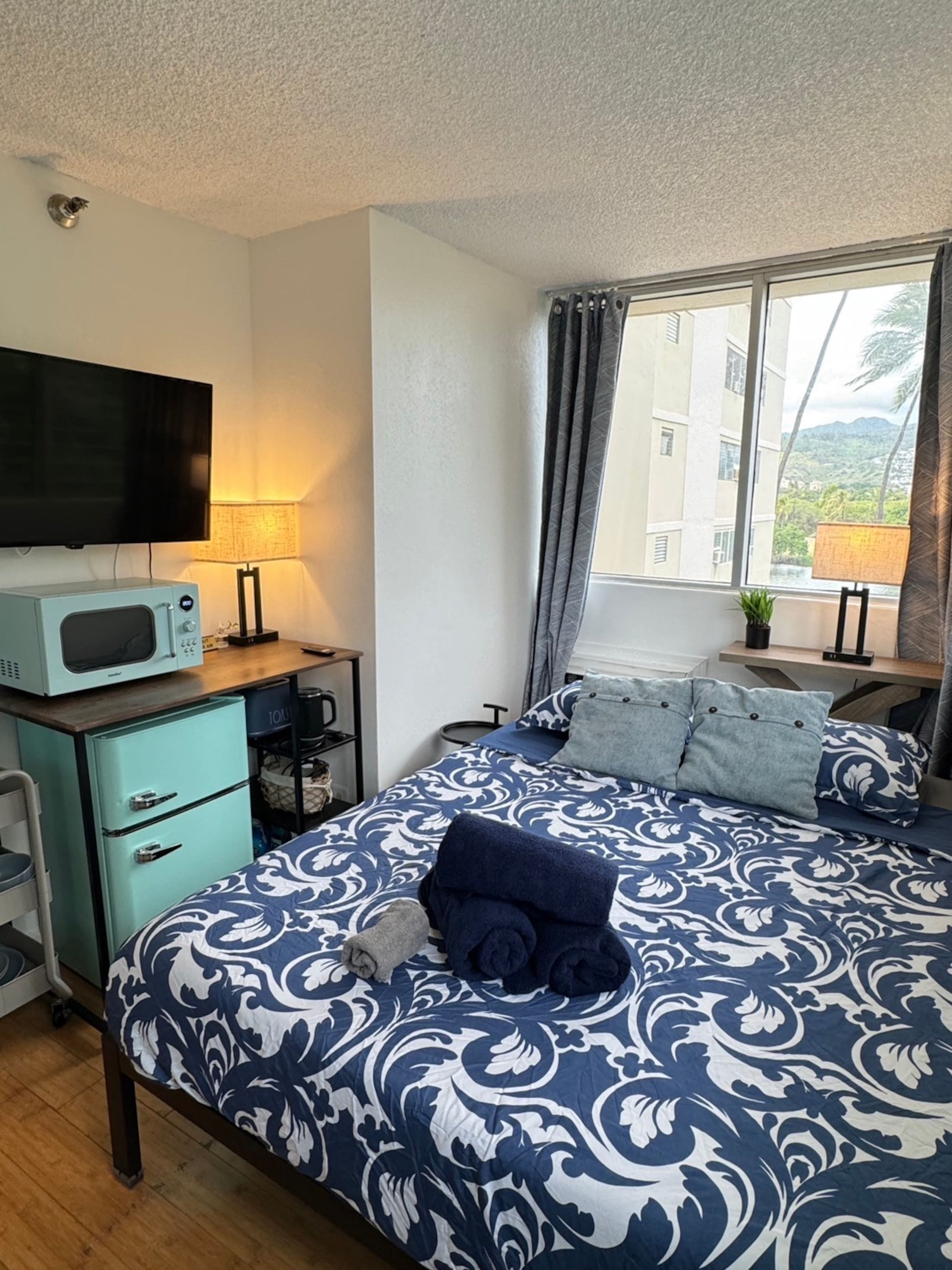 Condo in Honolulu · ★4.54 · Studio · 1 bed · 1 shared bath - Image 9