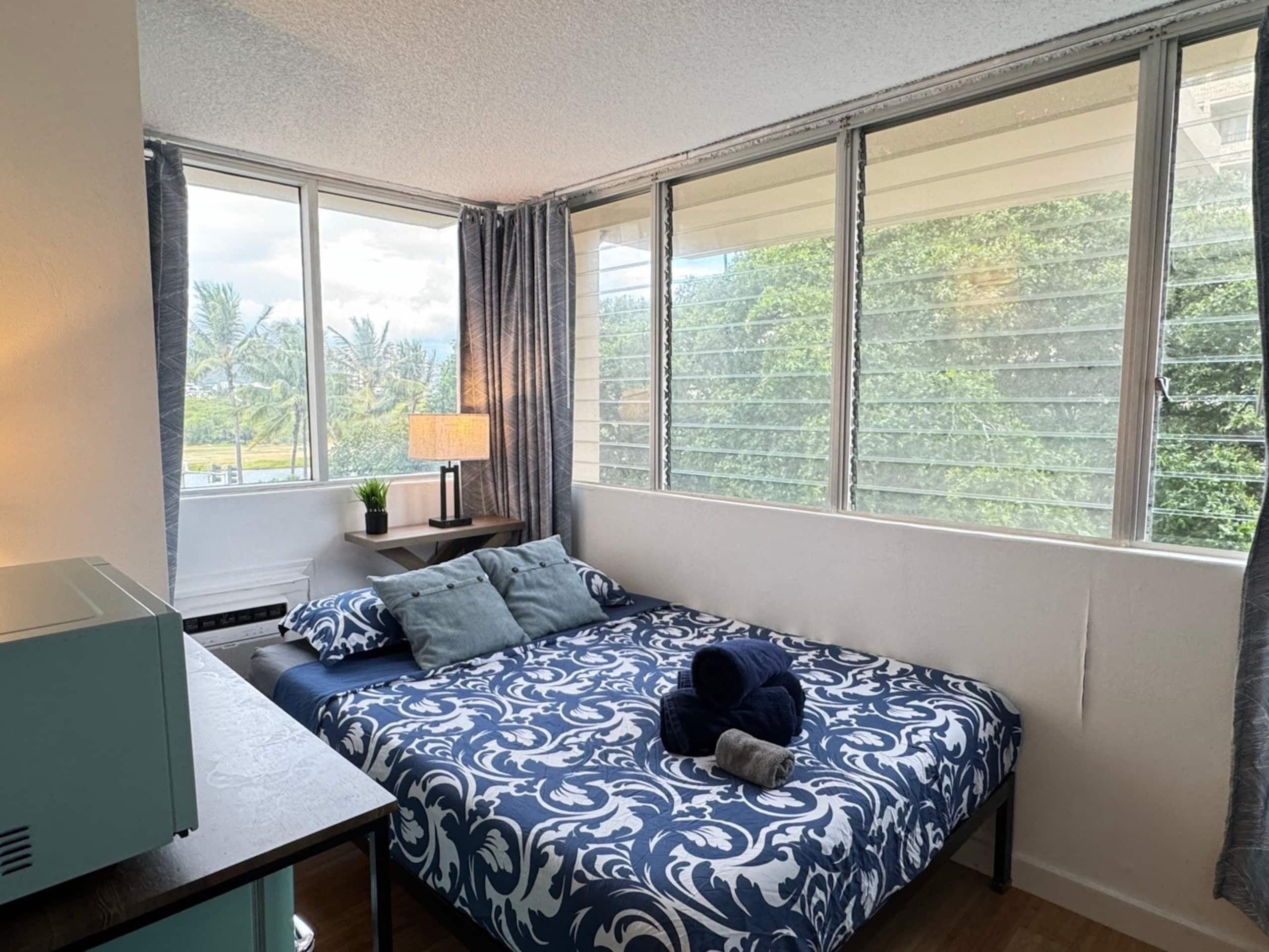 Condo in Honolulu · ★4.54 · Studio · 1 bed · 1 shared bath - Image 8