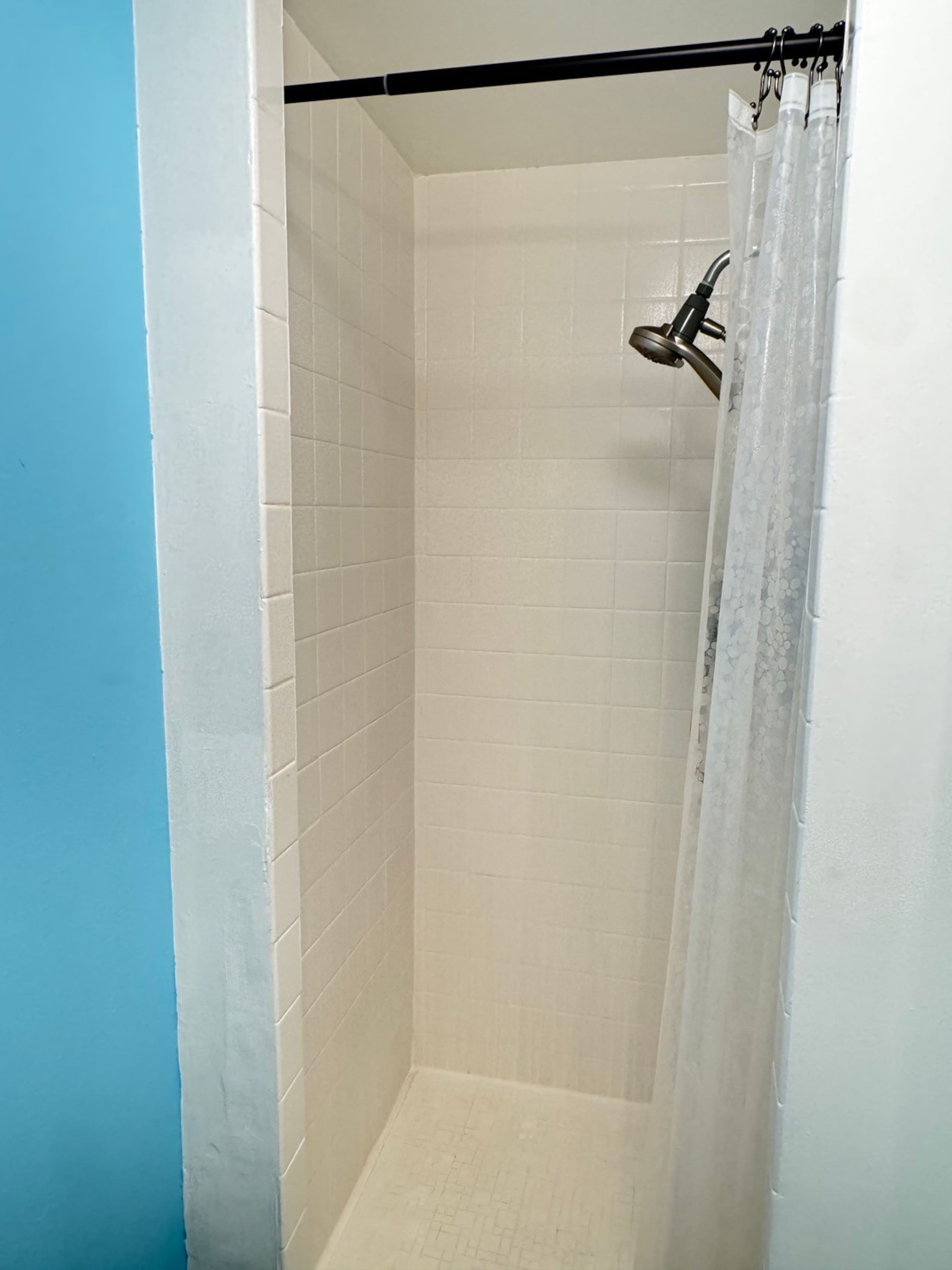 Condo in Honolulu · ★4.54 · Studio · 1 bed · 1 shared bath - Image 5