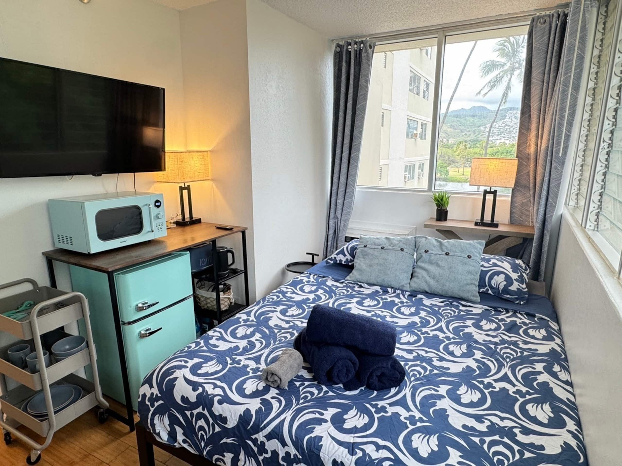 Condo in Honolulu · ★4.54 · Studio · 1 bed · 1 shared bath - Image 1