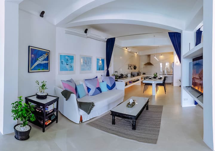 ნათელი, ფართო, ღია სივრცე და საოცარი ხედები. სუპერ კომფორტული სატელევიზიო ლაუნჯი გარდაიქმნება კიდევ ერთ საძილე სივრცედ ფარდებით, რაც მას პირად სივრცედ აქცევს და აქვეა პირადი სააბაზანო.