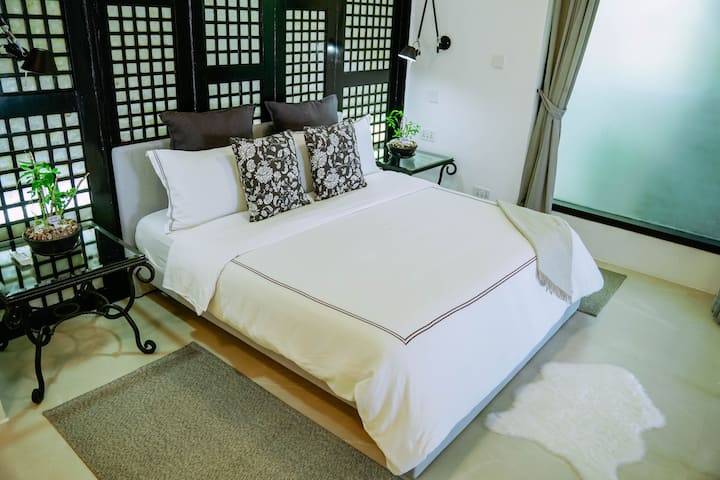 დასასვენებელი ოთახი ზენ‑სტილში, შესანიშნავი საკუთარი სააბაზანოთი და პატარა მისაღებით 