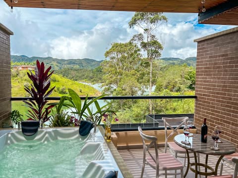 Top Airbnb: Apartment overlooking the reservoir, with a Jacuzzi on the balcony in Guatapé