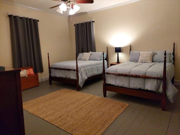 იტევს 4 ადამიანს