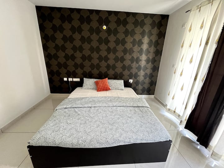 キングサイズのベッド1台と複数の電源ソケットと3ドアのワードローブを備えた広々とした寝室で、みんなのニーズに合っています。