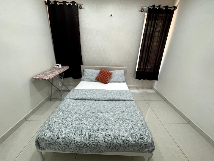 クイーンベッド1台、鏡とアイロン台を備えた2つ目のドアキャビネットがあります。