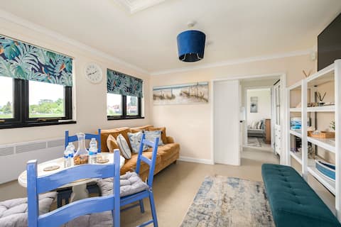 Rural 2 bedroom lodge in Windsor with Hot Tub