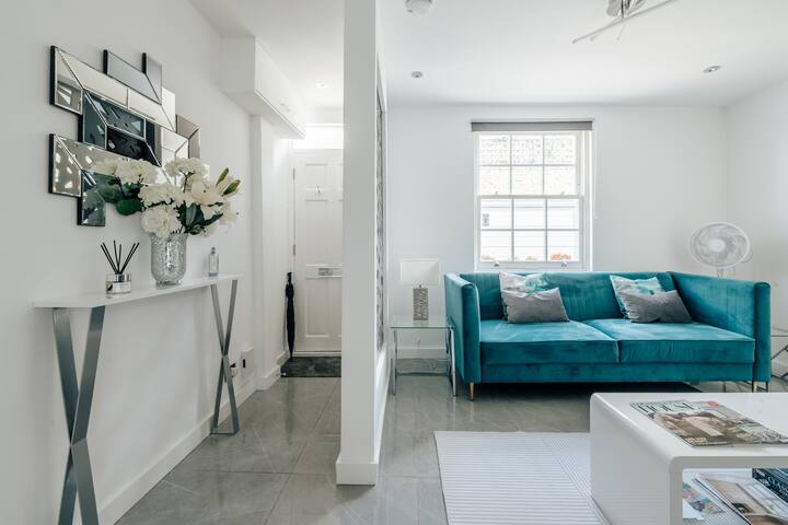 Whole House Luxury Chelsea – upto 6 Guests gallery image 2