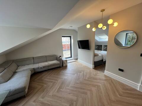 Top Airbnb: 1 bed apartment free gated parking, Liverpool L17 in St Michael's