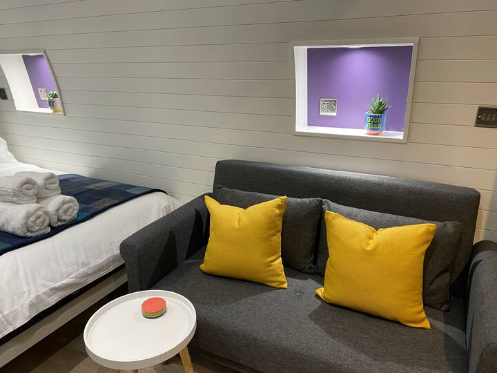 Posaďte sa a vychutnajte si knihu s výhľadom do údolia zo svojej pohovky. 