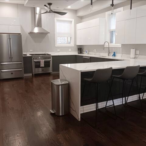 Stylish 6BR Oasis w/Private Coach House & Garage! gallery image 4