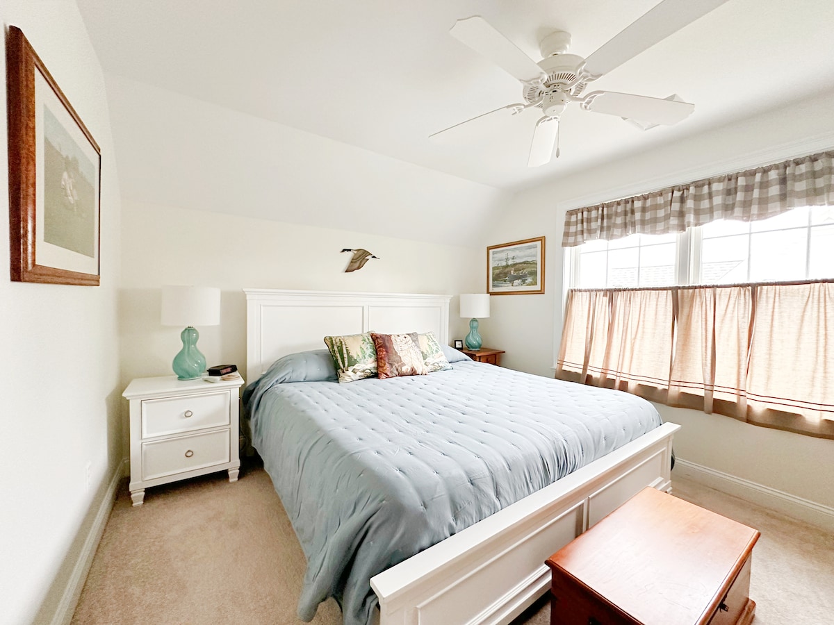 اعثر على رقم نومك مع هذا السرير الرئيسي بحجم كينج في الطابق الثاني الخاص