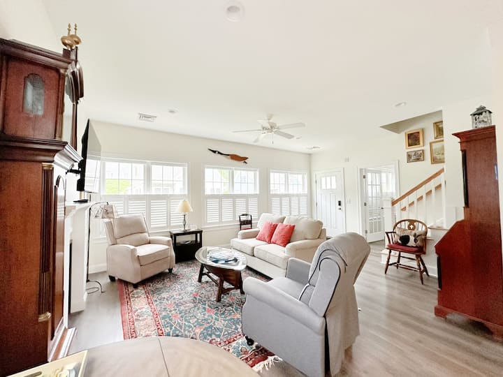 Cheerful 2 Bdrm Home With Pool! - Kennebunk, ME