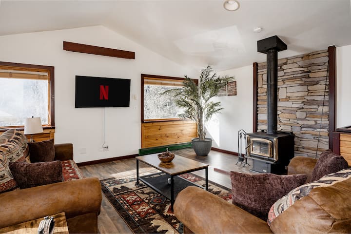 欢迎来到Bear Cabin的中心！ 您可以在两张宽敞的沙发上放松身心，一张沙发可转换为标准双人日式床垫，享受放松的夜晚，或在我们的智能电视上观 欣赏壮丽的景色，通过法式大门轻松抵达露台，是放松身心的完美场所！