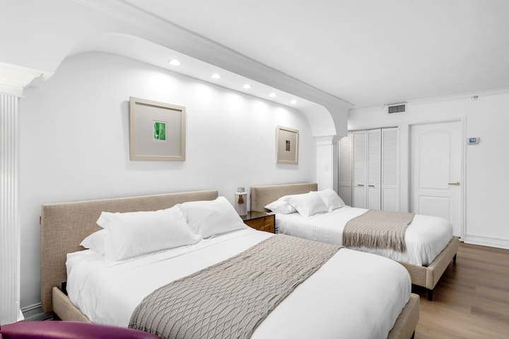 Soveværelse 2, der ligger ovenpå , har 2 queensize-senge med plads til 2 gæster hver og et privat badeværelse med jacuzzi.
