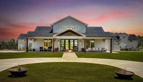 5-bdrm, 7 bath w firepit & hiking on Private Ranch