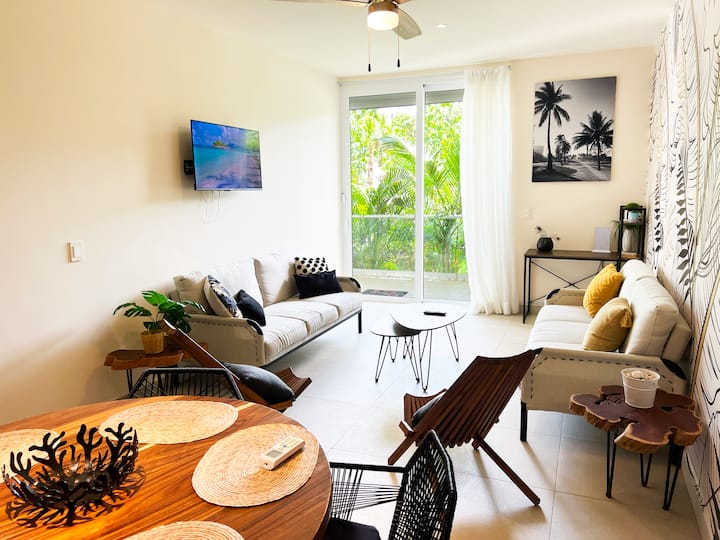 ห้องนั่งเล่นพร้อมเก้าอี้นวม 2 ตัวเพื่อให้คุณสามารถใช้ร่วมกับสมาชิกทุกคนเก้าอี้นวมเหล่านี้จะถูกเปลี่ยนเป็นเตียง