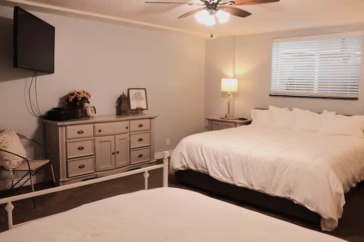 Dormitorio 3: cama tamaño king, cama doble, tocador y TV