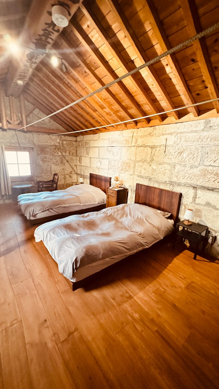 dhomë gjumi komode në një shtëpi familjare dhe miqësore me kafshët shtëpiake pranë Nasu & Nikko me mure guri rustik dhe një krevat dopio të rehatshëm, i përsosur për t'u çlodhur pas skijimit
那須・日光近くの家族・ペットフレンドリーな宿泊施設のこの居心地の良い寝室は、石造りの壁と快適なダブルベッドが特徴で、大田原でのスキーや雪中ハイキング後のリラックスに最適です