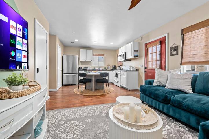 MB Rooftop Deck and BBQ Patio House + 2 parking! gallery image 5