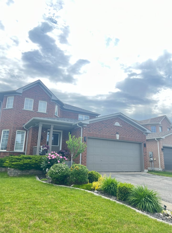 Spacious House! Near Mall, Dining, Downtown - Barrie