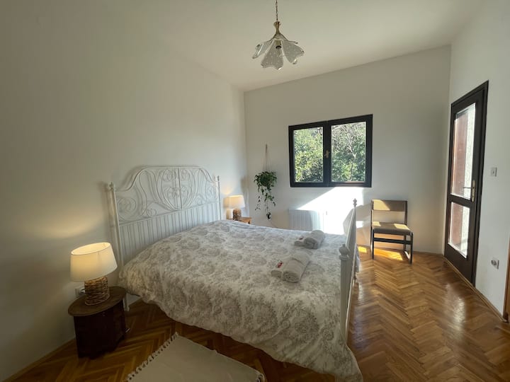 L'opzione è quella di avere solo un letto matrimoniale in questa stanza ma nel caso in cui ci siano 7 ospiti verrà collocato un letto singolo in questa stanza al posto del tavolo.