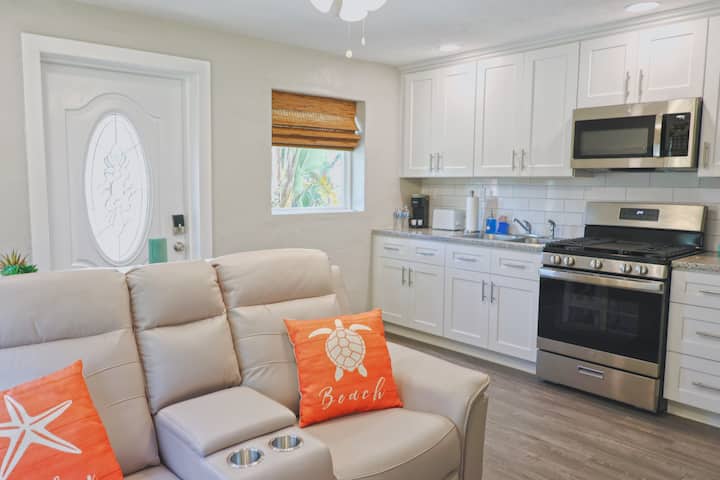 Paradise Cove Red Bungalow, Monthly Stay - New Smyrna Beach, FL